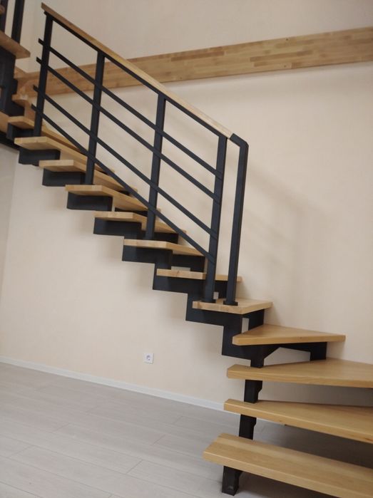 Консольні гвинтові сходи драбини металеві лестници перила ступені .