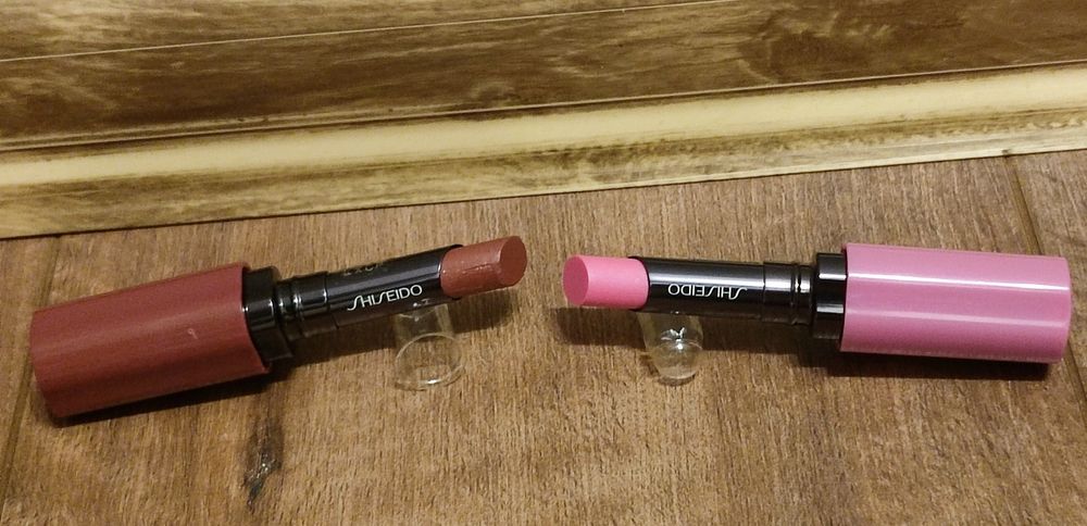 Помади, блиски брендові.