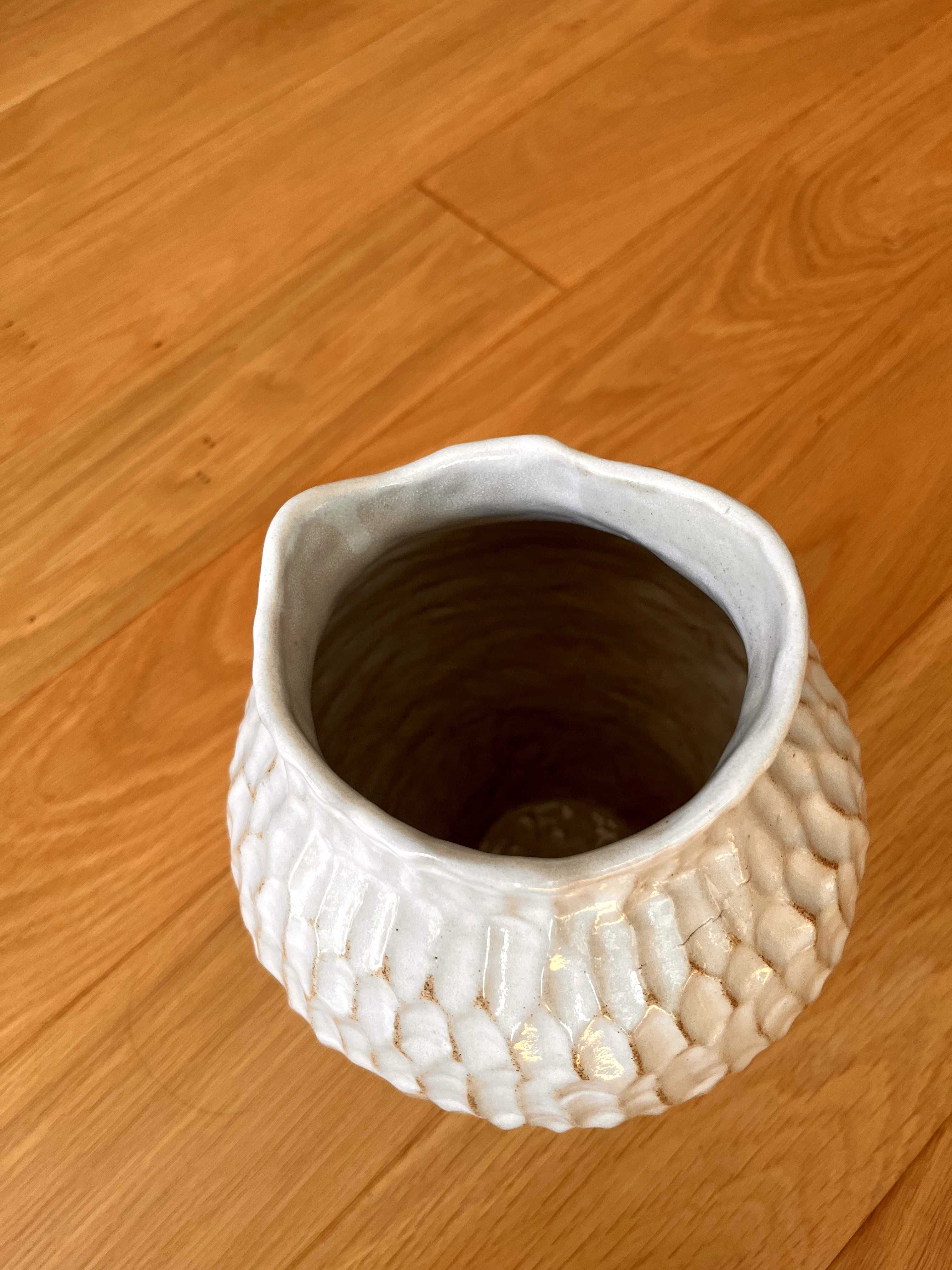 Ręcznie robiony ceramiczny wazon w kolorze biało-kremowym