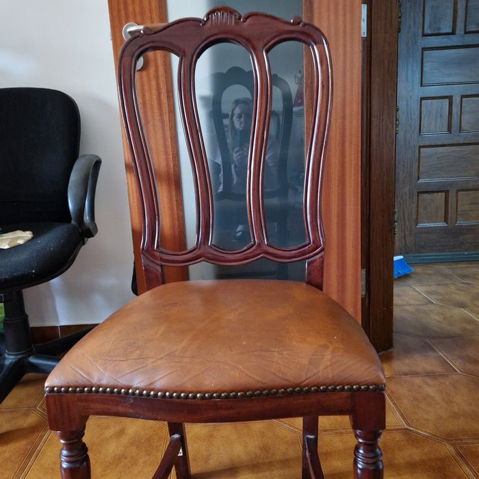 Cadeiras em pele e cerejeira