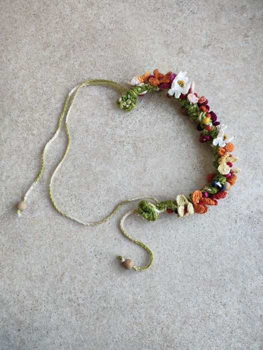 В'язаний обруч з квітами