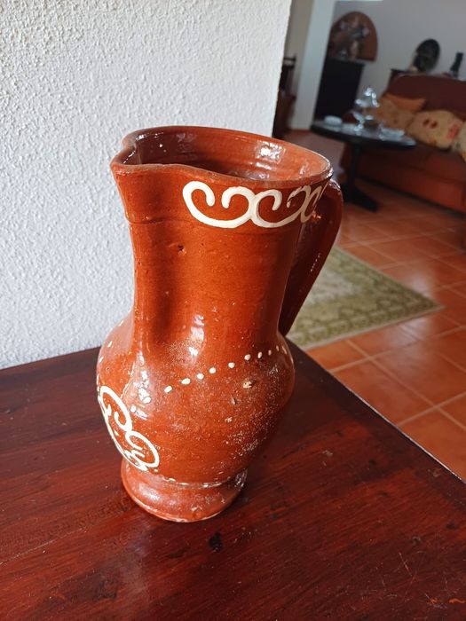 Jarro rústico em barro vermelho com desenhos
