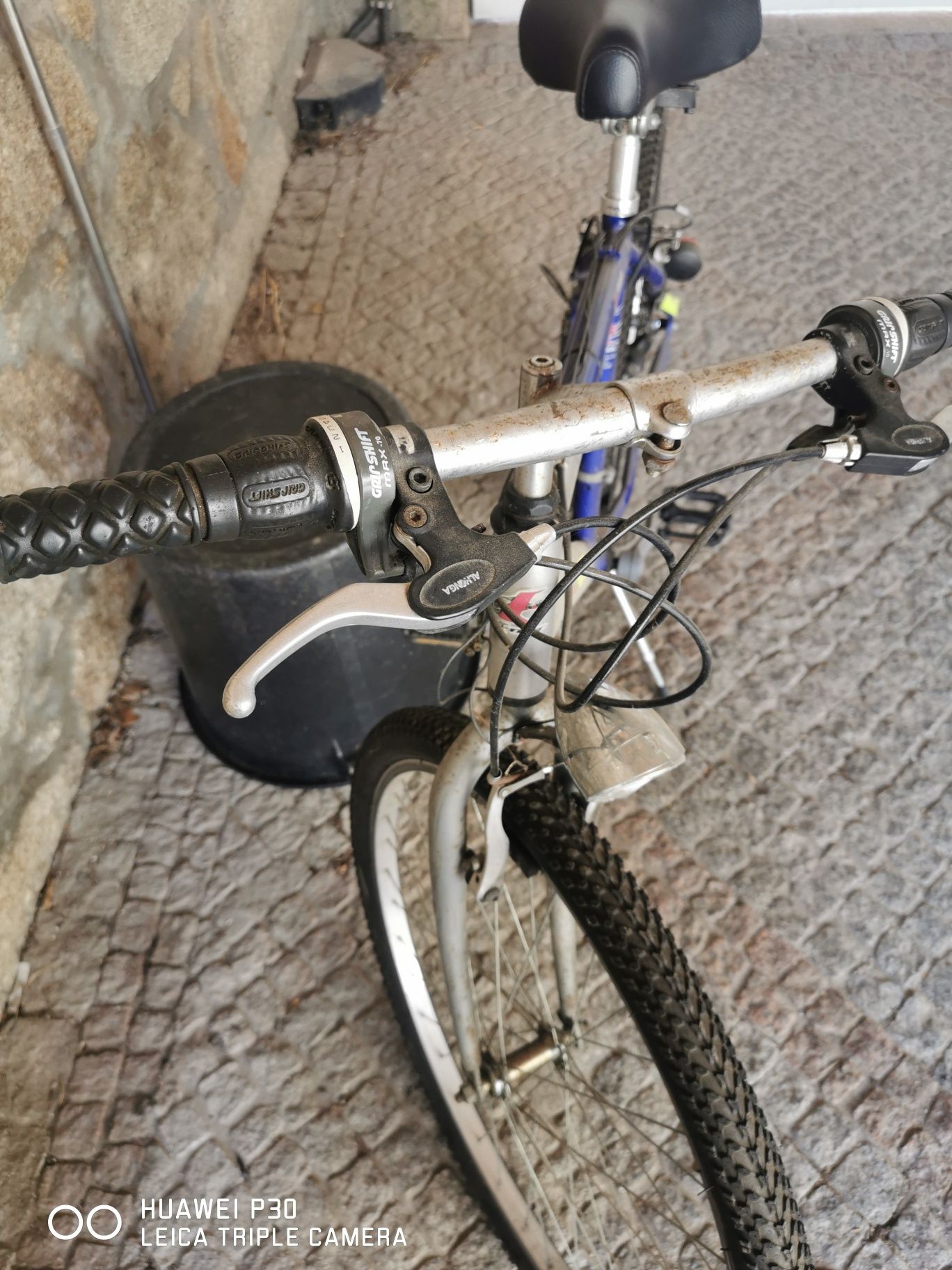 Bicicleta Esmaltina roda 26 com luzes