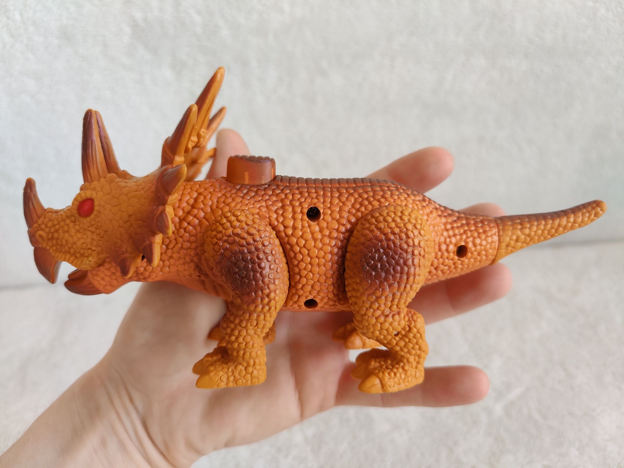 Większa figurka dinozaur Triceratops. Ruchome kończyny i pysk.