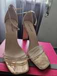 Sapatos/ sandálias novas