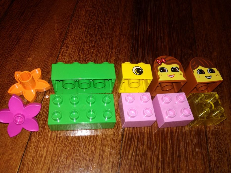 Klocki Lego Duplo mała dziewczynka kwiatki różowe klocki głowy 10 szt.