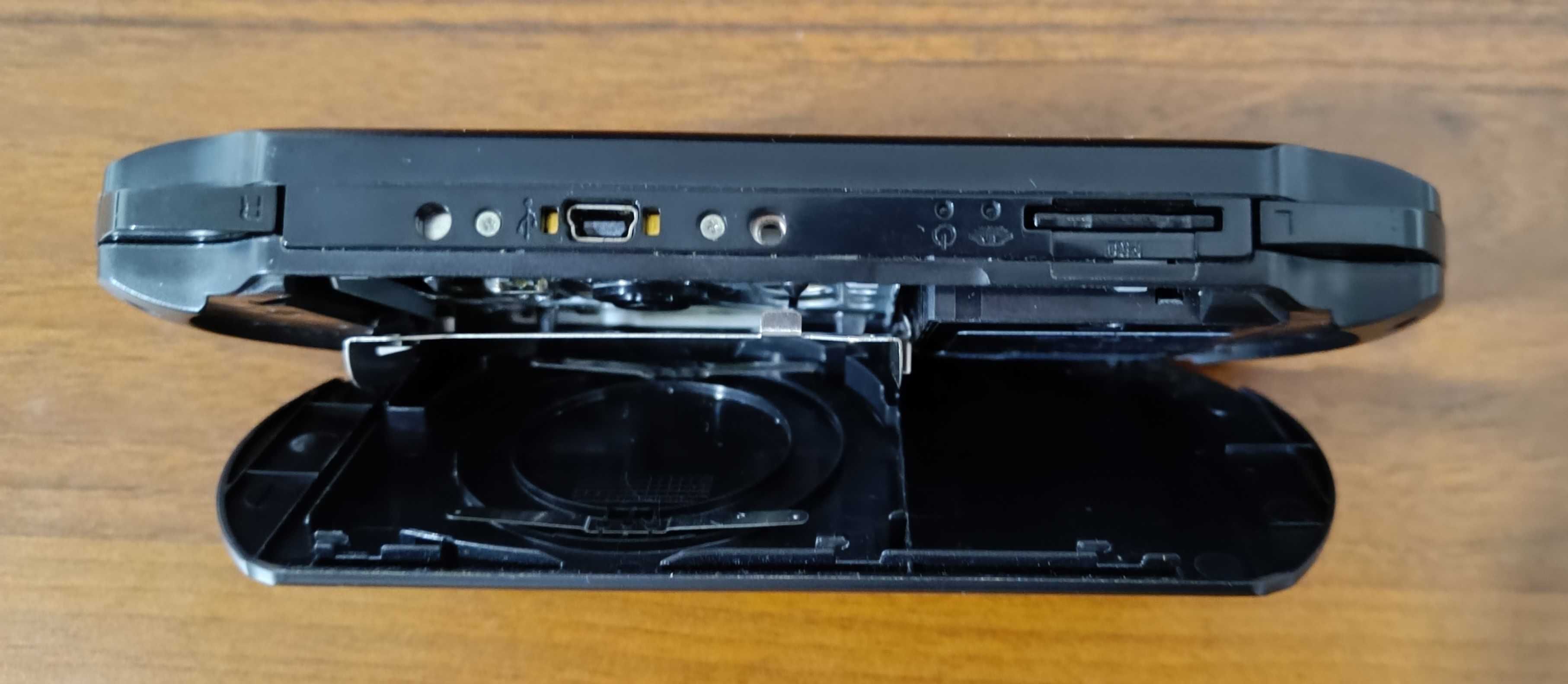 PSP-E1004 + 4 gry + Kamera + Karta Pamięci 8GB + Pokrowiec