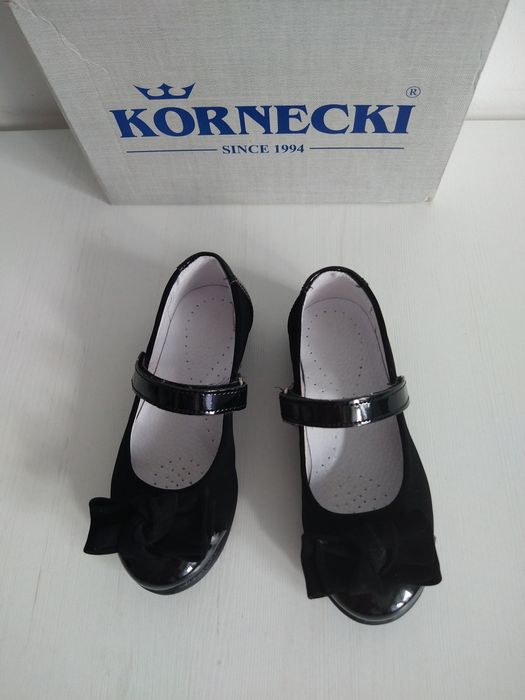 Czarne eleganckie balerinki z kokardkami 27 Kornecki