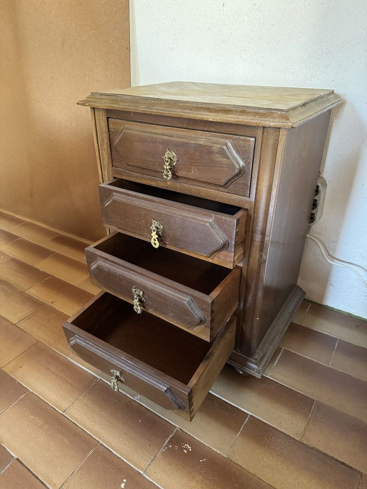 Mesa de cabeceira de madeira maciça