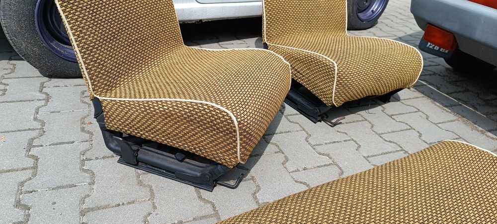 Fiat 126p fotele wąskie kanapa tylna i oparcie z nowymi pokrowcami