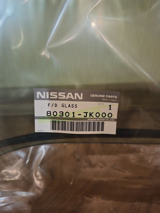 Стекло двери перед левое INFINITI