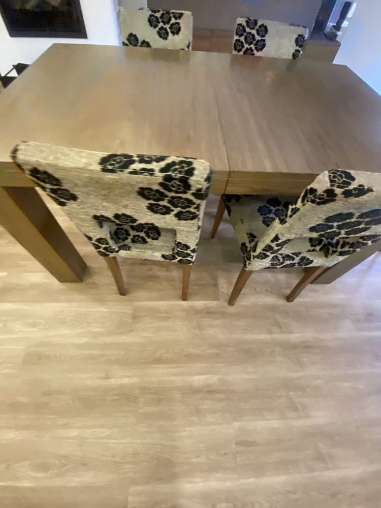 Mesa com quatro cadeiras