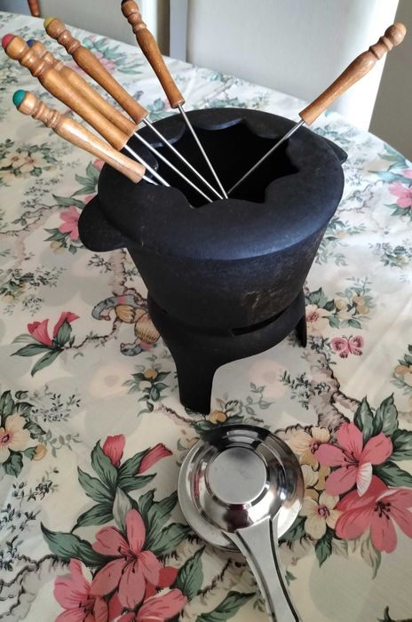 Conjunto de panela em ferro para fazer fondue à mesa