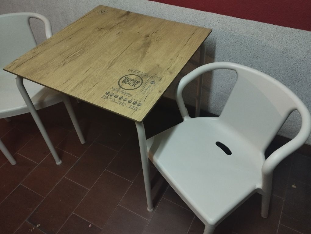 Conjunto mesa e 2 cadeiras