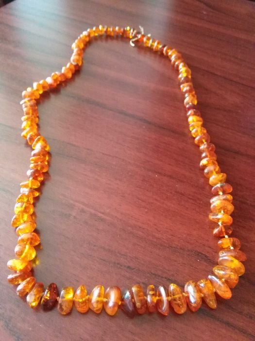 Korale z bursztynu zatopionego w plastiku,obwod 80cm