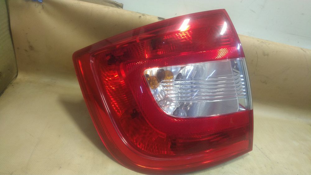 ) Skoda Rapid lampa lewa tylna HB