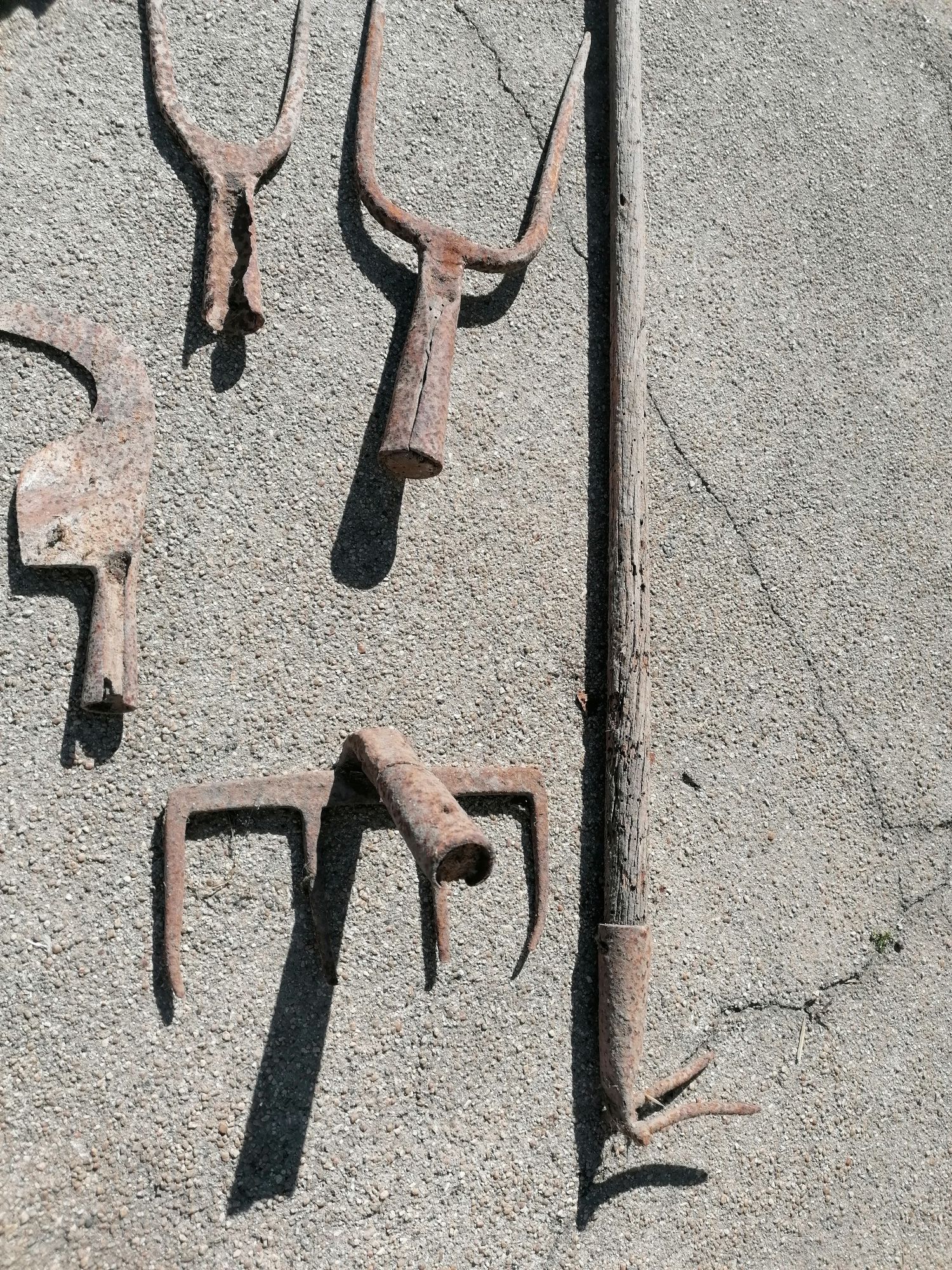 Conjunto de ferramentas agrícolas antigas