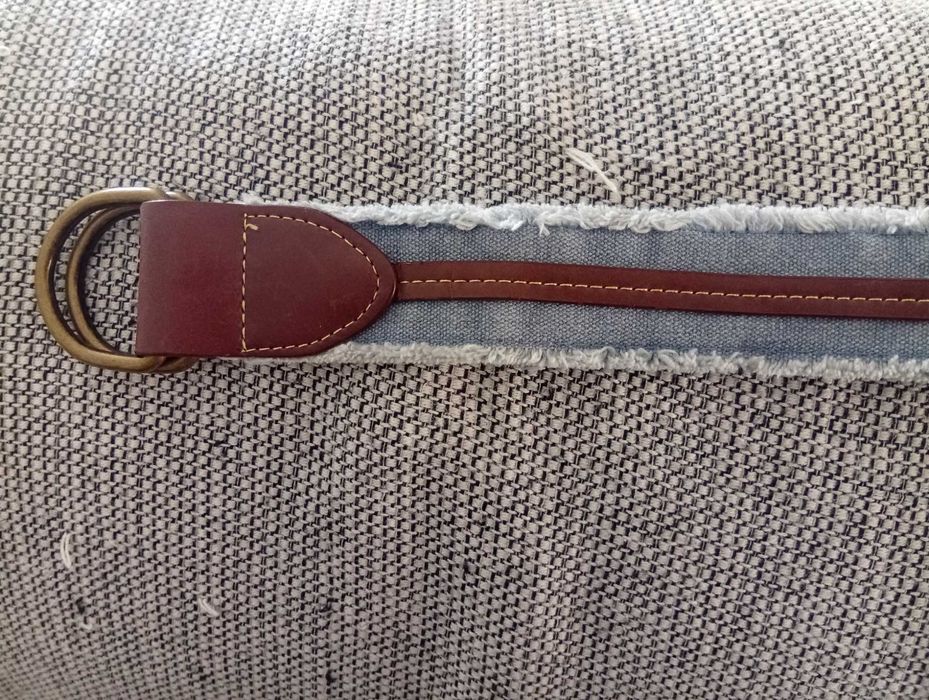 Cinto em tecido, tipo ganga com apontamentos em couro castanho