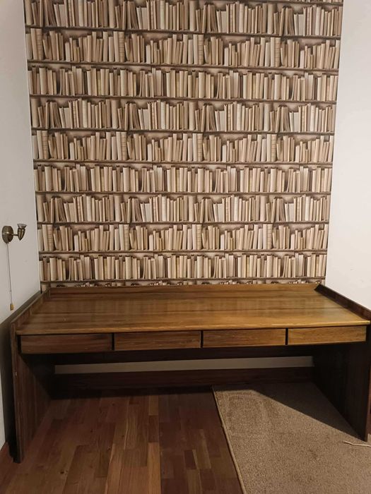 Szerokie biurko z drewna