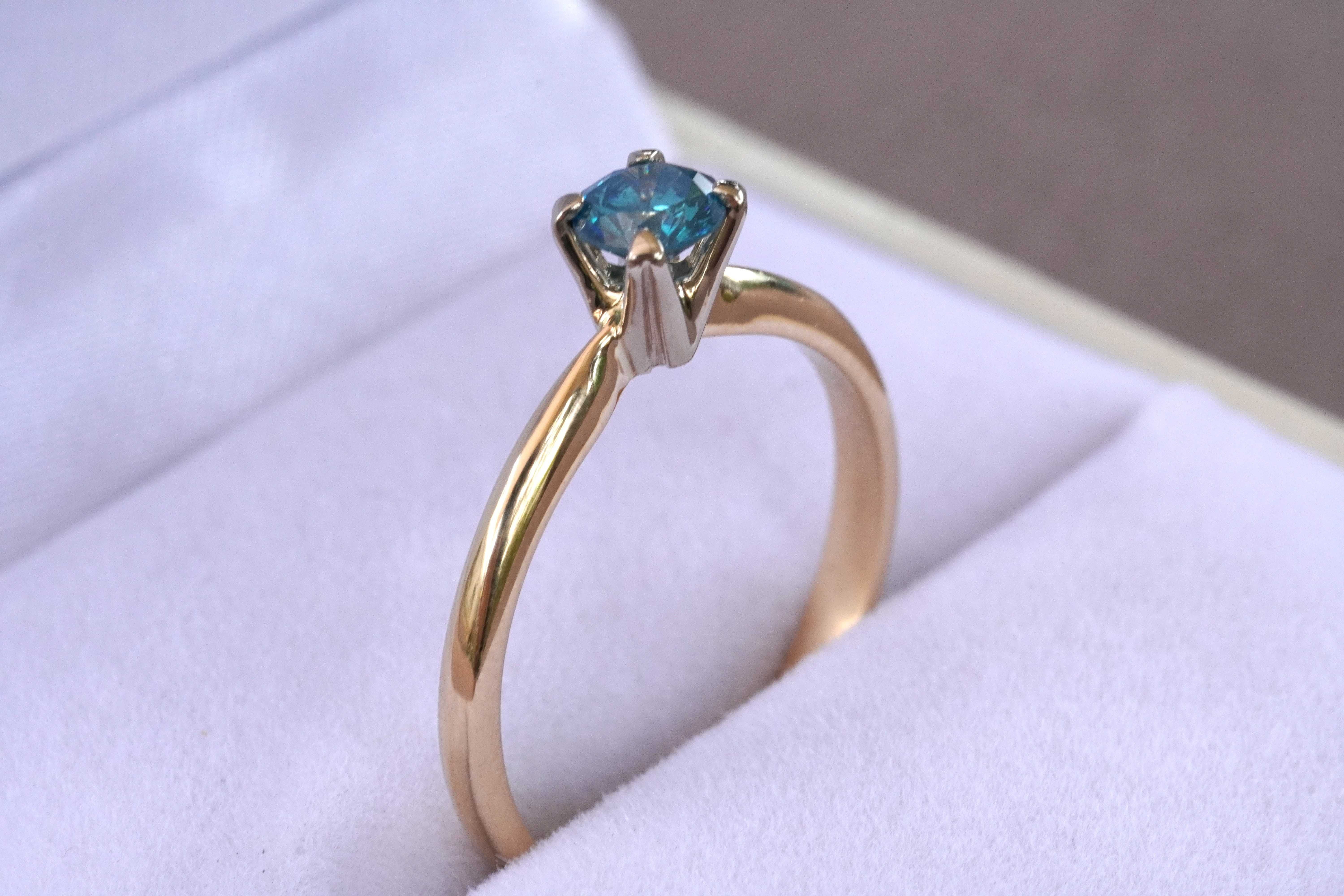 Pierścionek zaręczynowy z niebieskim brylantem diament 0,37 CT Si1