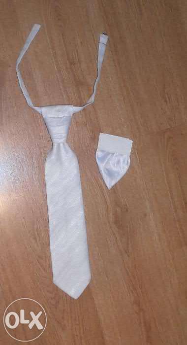 Musznik kaskadowy biały - krawat weselny wraz z butonierką