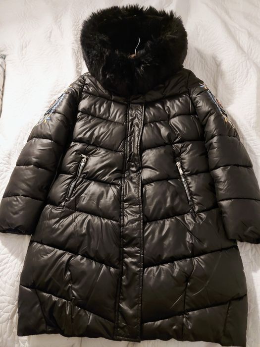 Kurtka dłuższa z haftem na rękawach