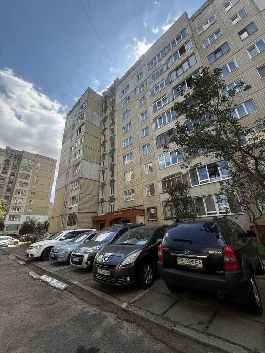 Продаж чотирьокімнатної квартири по вулиці Червоної Калини