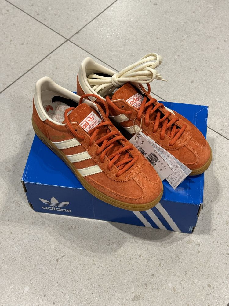 Adidas spezial коралового кольору us5,5