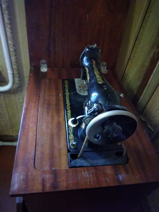 Ножная швейная машинка с тумбой класса 2М Подольский завод