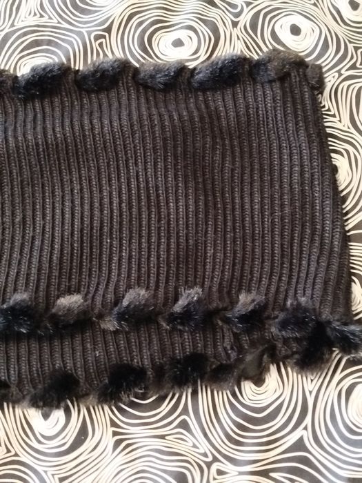 Czarny komin z futerkiem szal