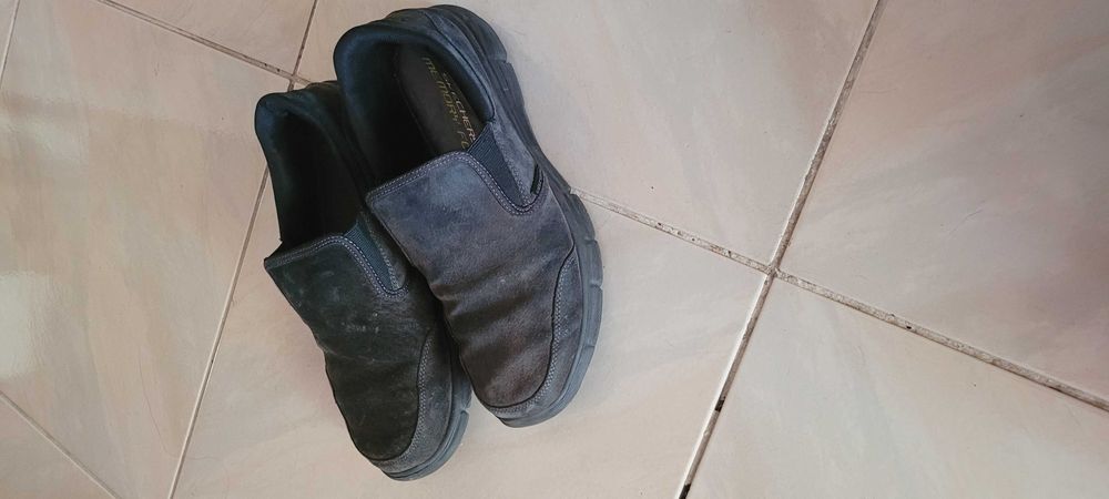 Sapatos masculinos Pretos da marca Skechers, tamanho 41, em bom estado
