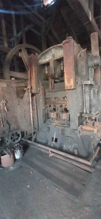prasa mechaniczna o nacisku 300 t