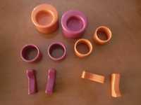 Candelabros, argolas para guardanapos em cerâmica laranja e rosa