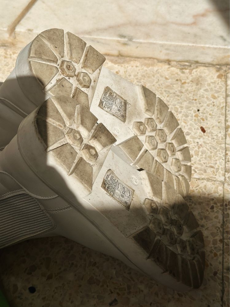 Botas brancas tamanho 35