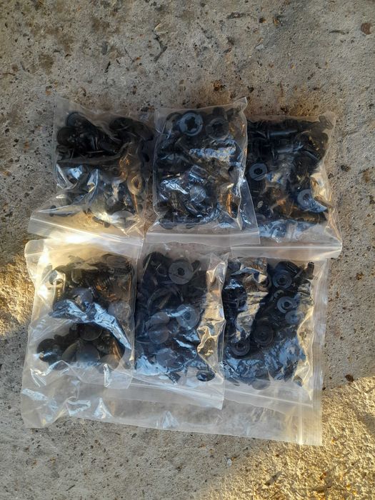 кліпси для кріплення підкрилків решітки радіатора дверних карт порогів