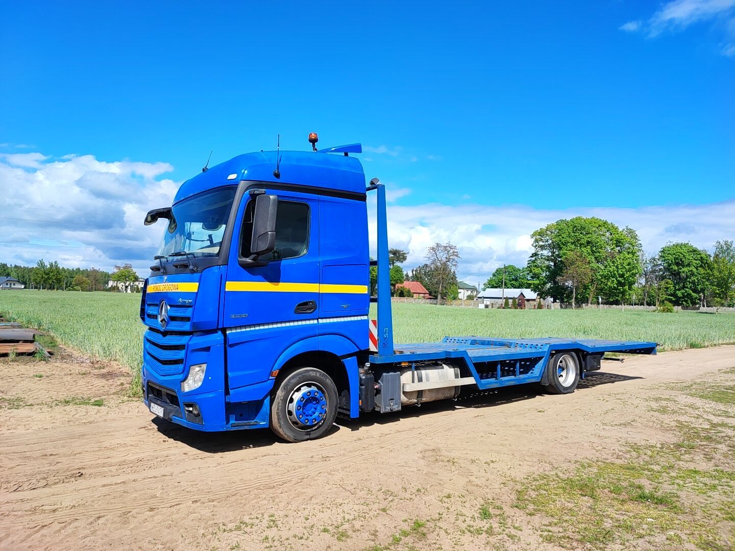 Mercedes Actros 1833 laweta pomoc drogowa najazd platforma Man Scania