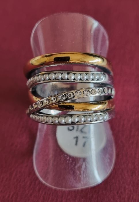 Anel bicolor, em aço, com zirconias e micropérolas. T17