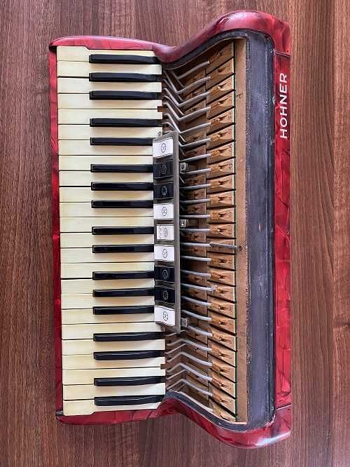 Akordeon Hohner Tango III M 120B-połówka- klawisze