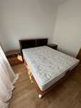 Cama casal com 2 mesas