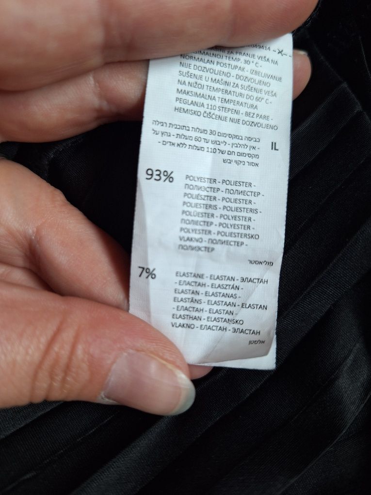 Czarna sukienka.