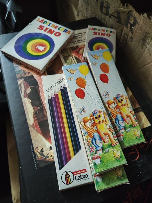 Canetas, cadernos material escolar vintage