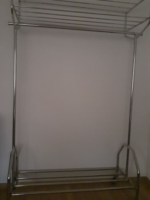 Cabideiro em inox para roupa e sapatos