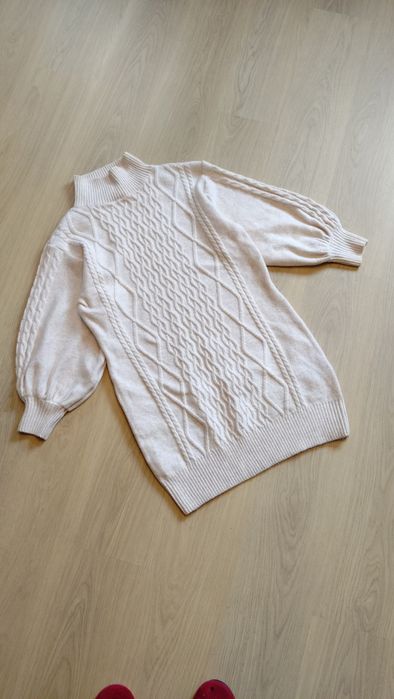 Długi sweter jak sukienka z wełna warkoczowy splot golf bufiaste rekaw