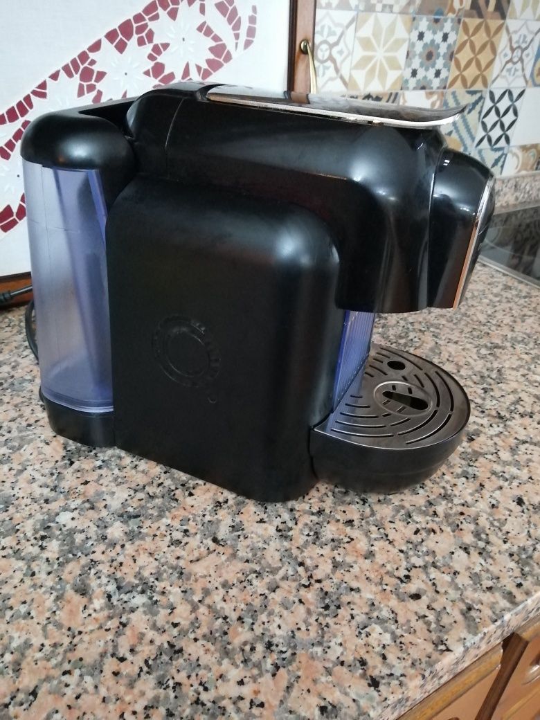 Máquina de café delta avariada