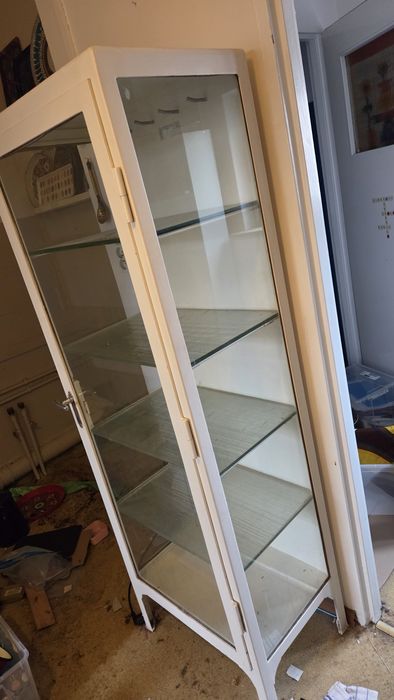 Stara szafka lekarska witryna