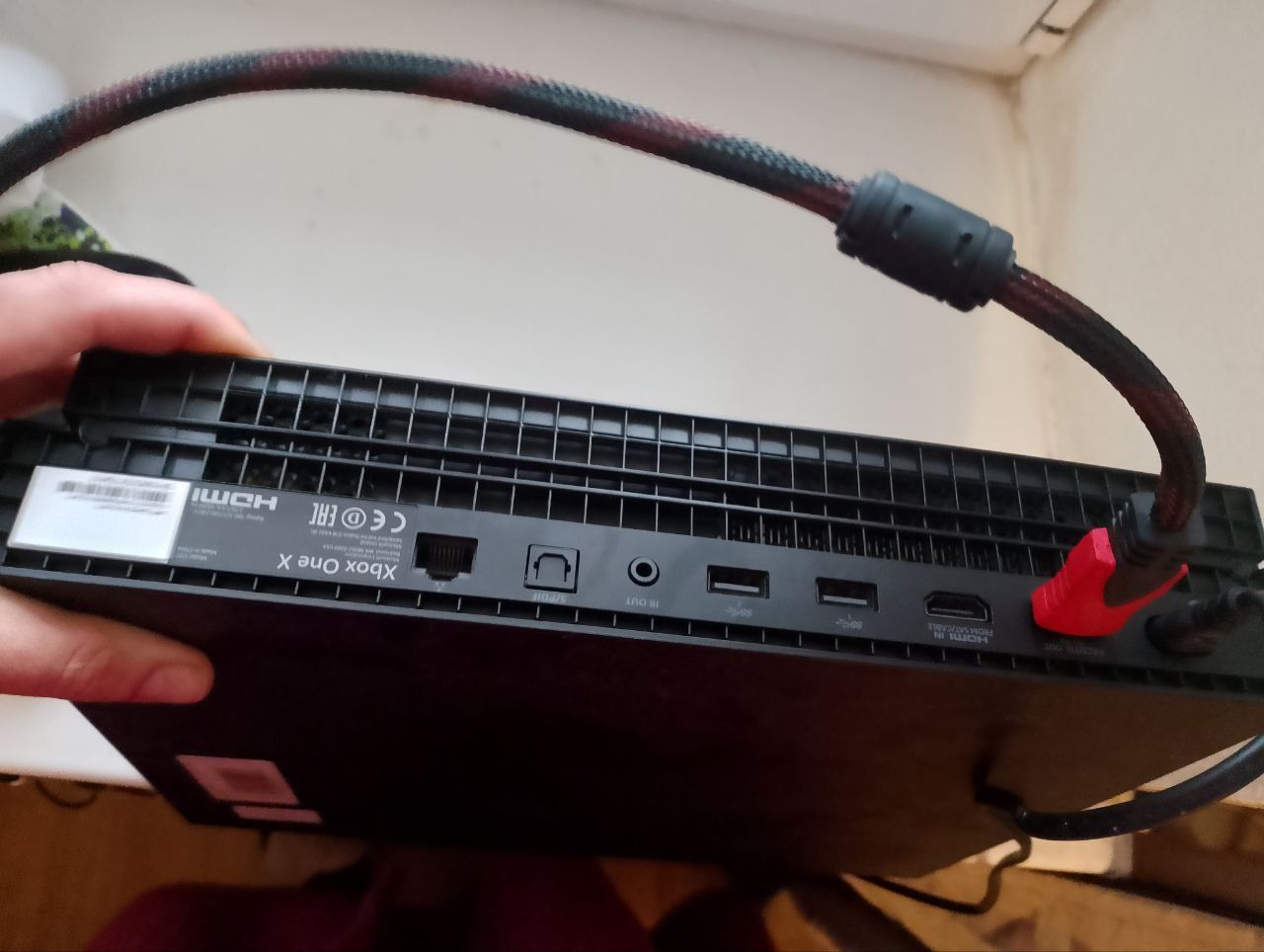 Xbox One X 1 TB + подарок
