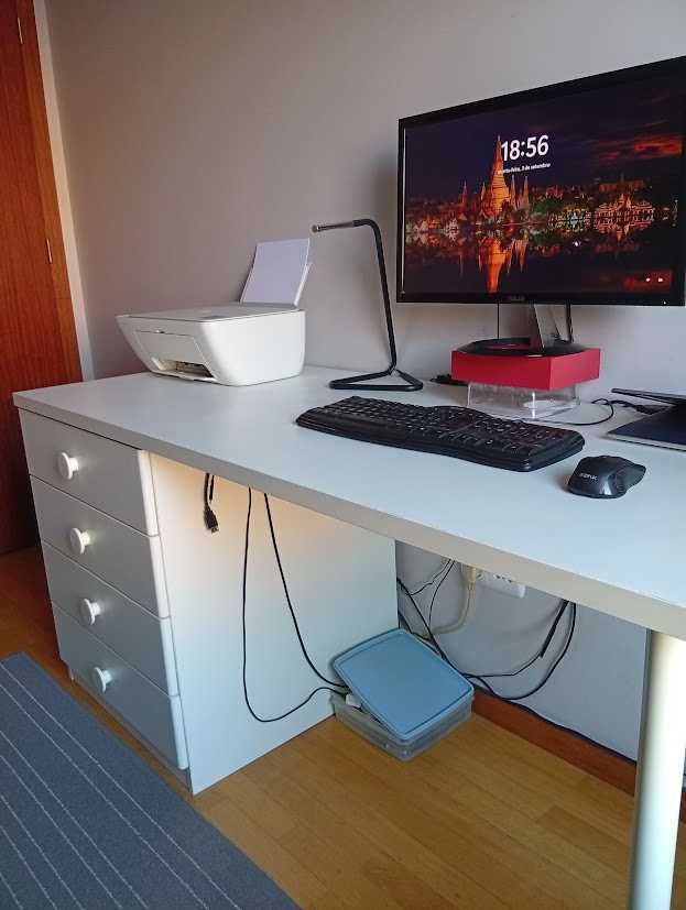 Secretária IKEA com gavetas