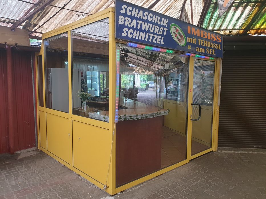 Witryna sklepowa z drzwiami aluminiowa