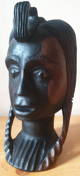 Rzeźba z hebanu - popiersie dziewczyny z warkoczami