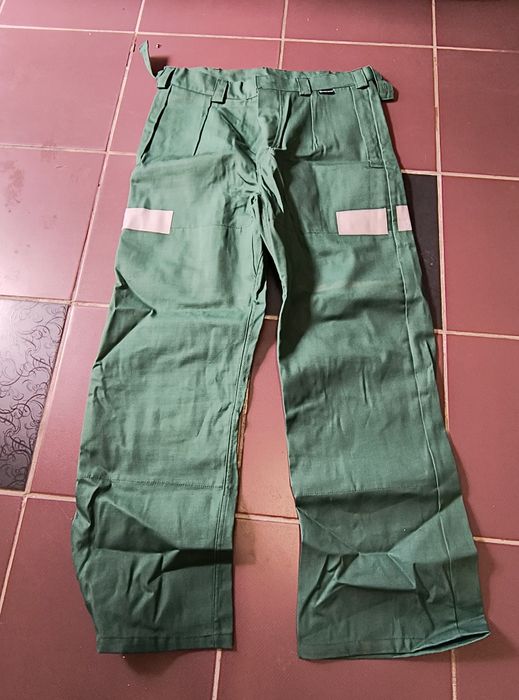 Ubrania robocze , bluzy i spodnie